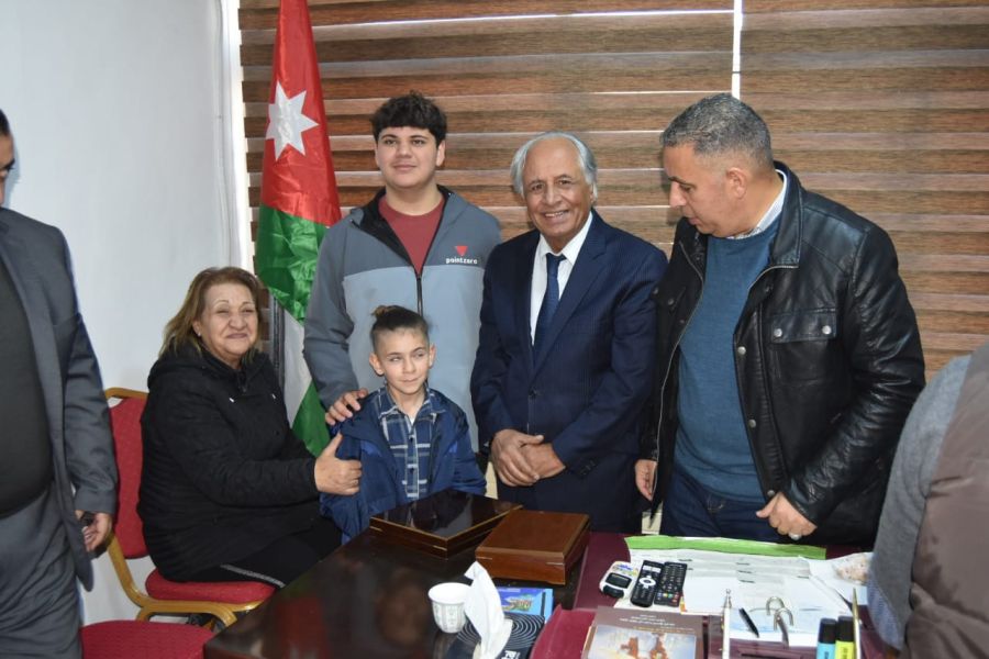 رئيس مجلس محافظة البلقاء يكرم الشباب