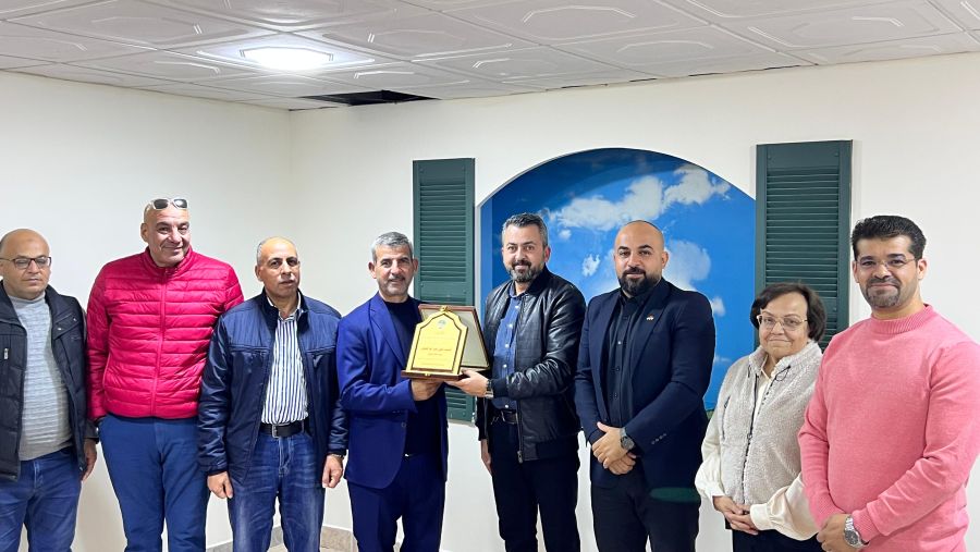 نادي الاكوامارينا يكرم رئيسه السابق ويوزع