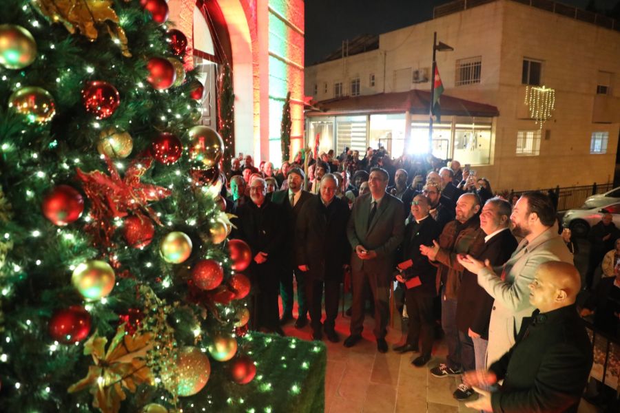 وزارة السياحة والآثار تضيء شجرة عيد