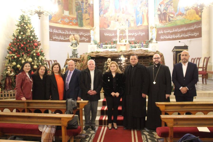 النائب هدى نفاع تضيء شجرة عيد