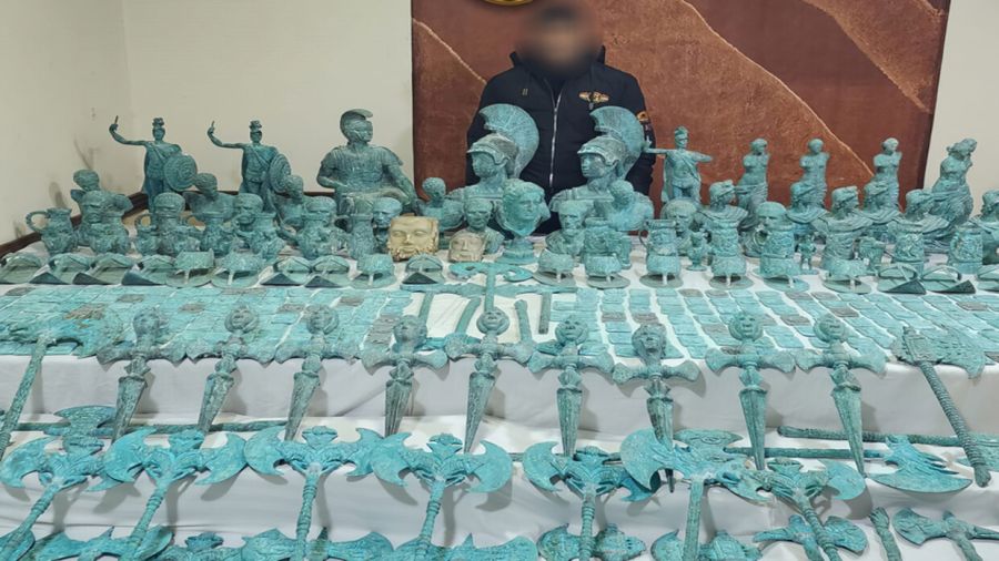 مصر.. ضبط مئات القطع الأثرية بحوزة