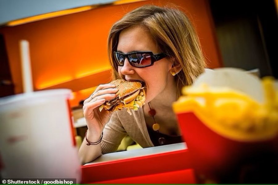 كيف تجعلك مطاعم الوجبات السريعة العملاقة