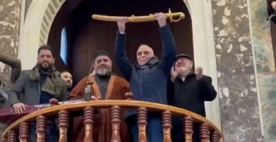 فيديو.. تكريم طيار سوري سجن 43