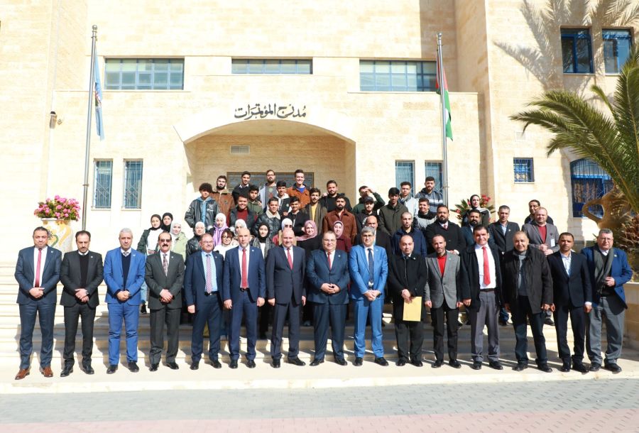 العودات يحاضر في جامعة الزرقاء حول