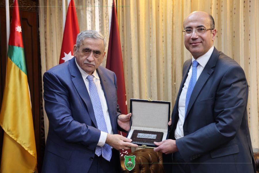 رئيس الجامعة الأردنيّة يكرّم الأستاذ الدكتور