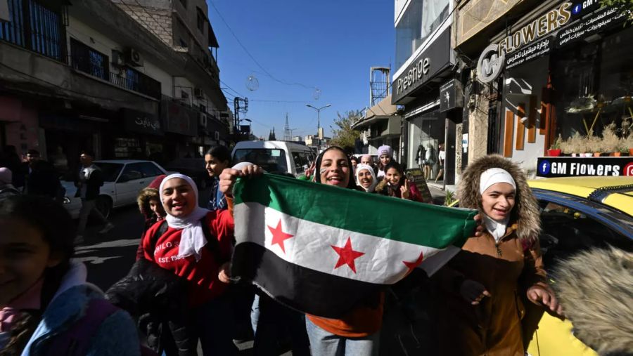 سوريون يستقبلون في ساحة الأمويين عامهم