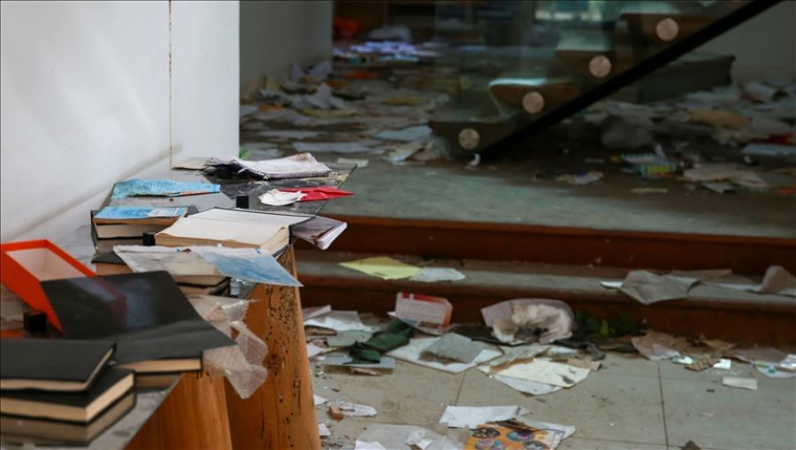 صور وألعاب أطفال وحفنة من المجلات..