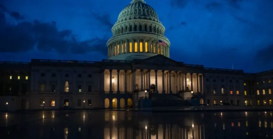 بالفيديو.. صاعقة تضرب مبنى الكونغرس ليلة