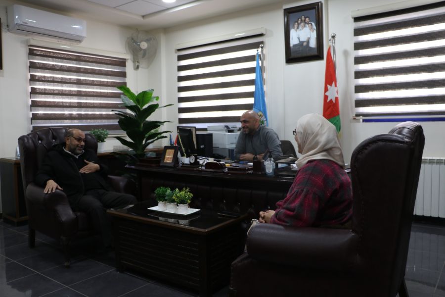 وفد من بلدية رصيفة يزور جامعة