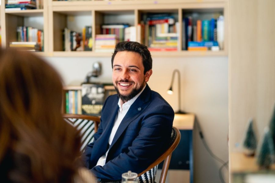 ولي العهد يزور مكتبة دار القنصل