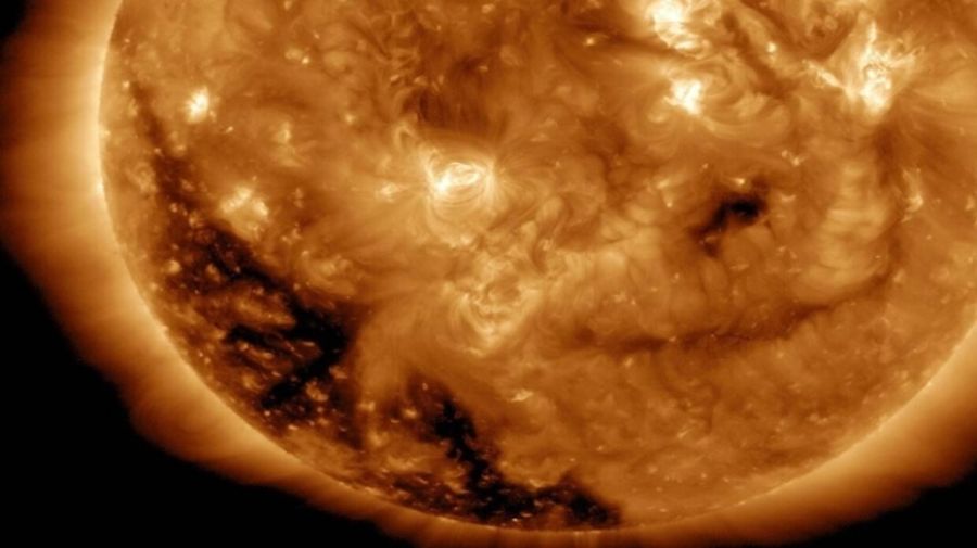 ما تأثيره على الأرض؟.. تشكل ثقب