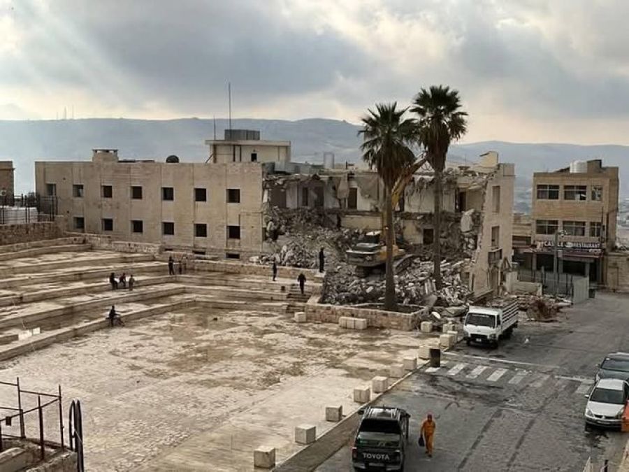 بلدية الكرك تباشر إزالة المبنى الأمني