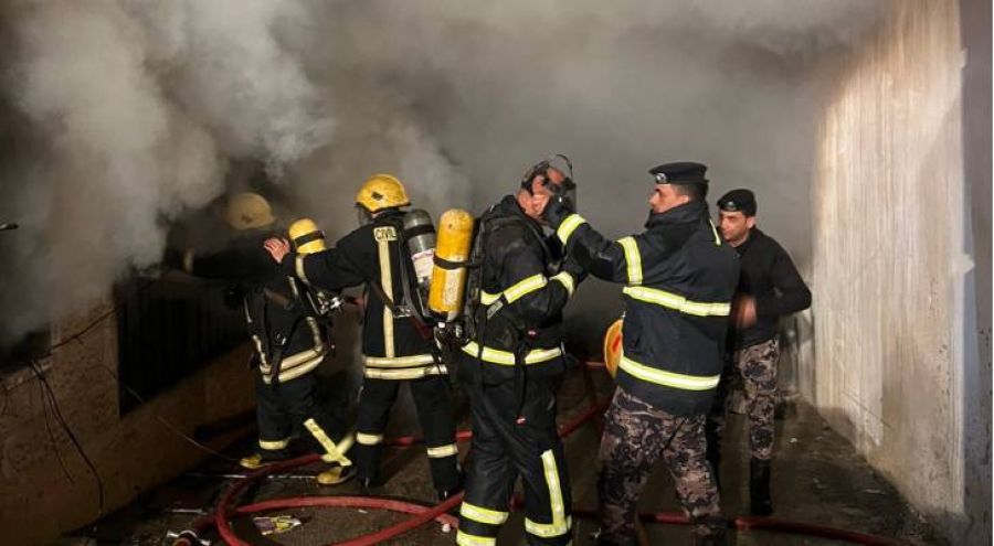 الدفاع المدني يخمد حريق مستودع بمنطقة