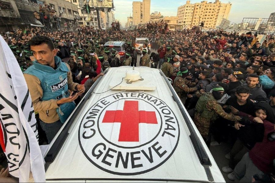 القسام تسلم 3 محتجزات إسرائيليات (صور)