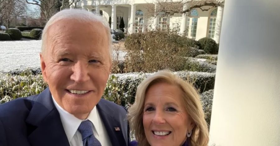 سيلفي الوداع.. بايدن وزوجته يودعان البيت