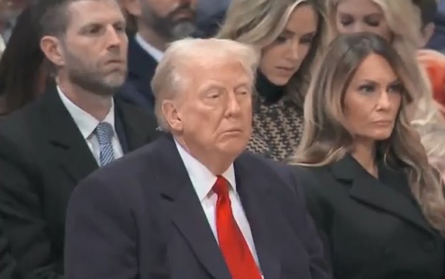 ترامب يغلبه النعاس أثناء مراسم القداس