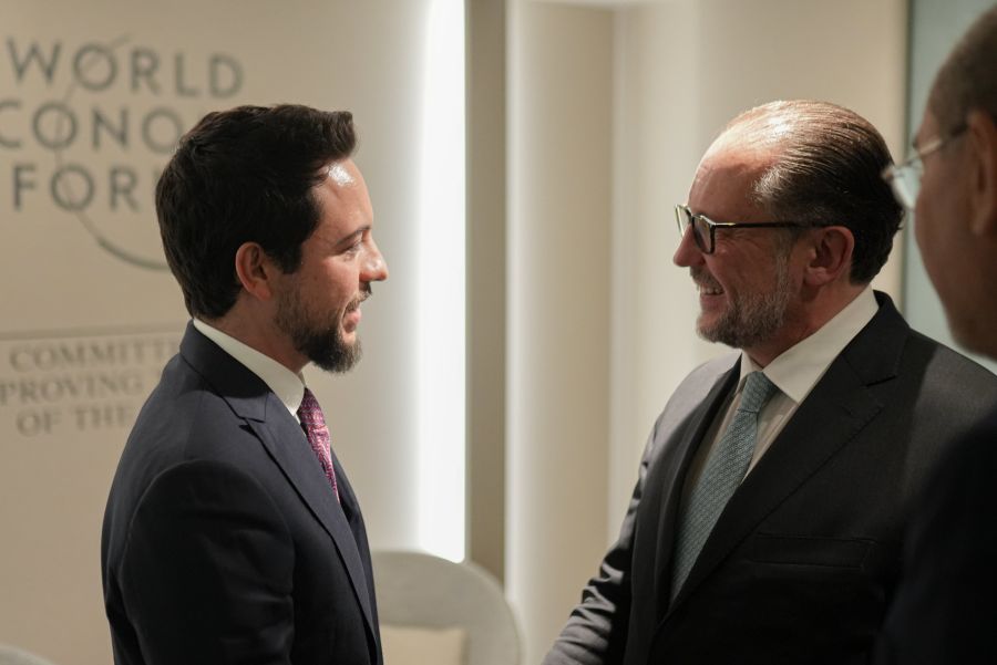 ولي العهد يلتقي المستشار المؤقت لجمهورية