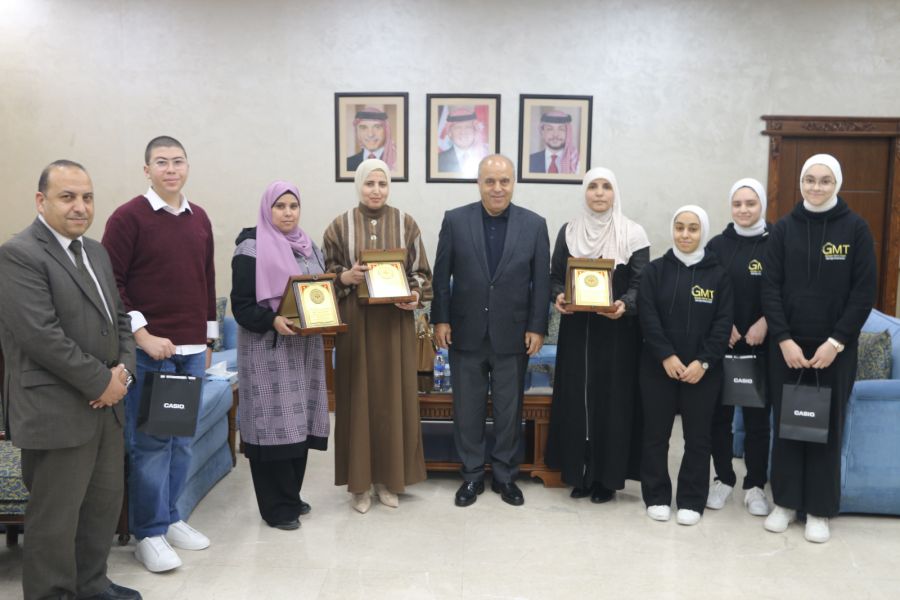 التربية تكرم طالبا فاز بالمركز الأول