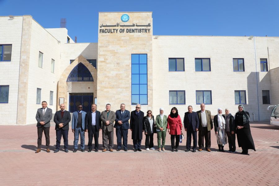مجلس أمناء جامعة الزرقاء يزور كلية