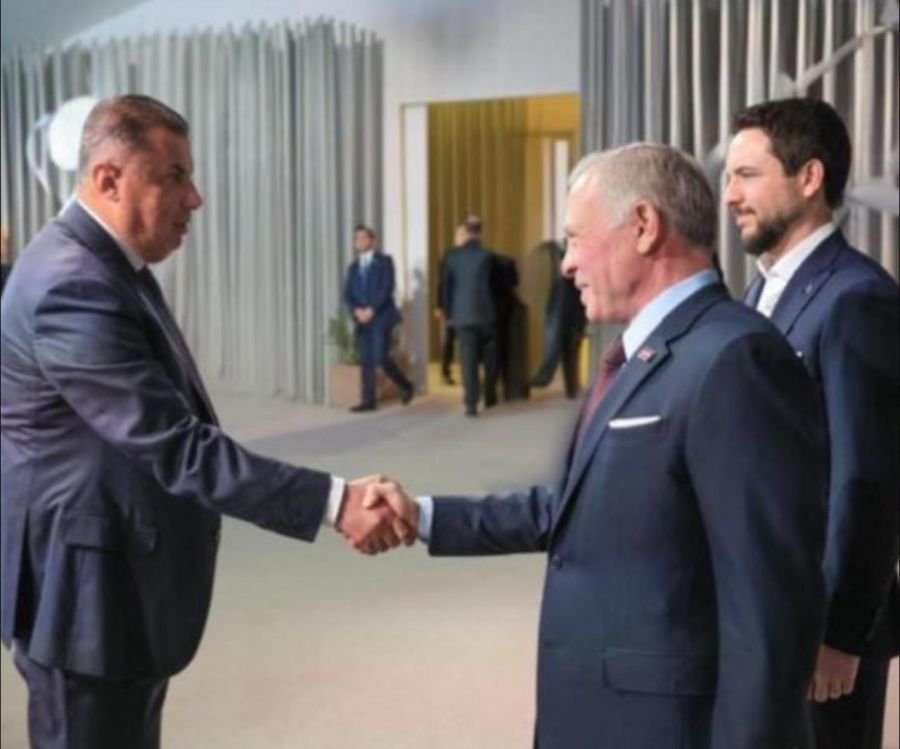 الدلاهمة مهنئا الملك: من كان الله