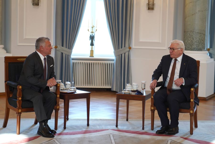 يلتقي الملك.. الرئيس الألماني يصل الأردن