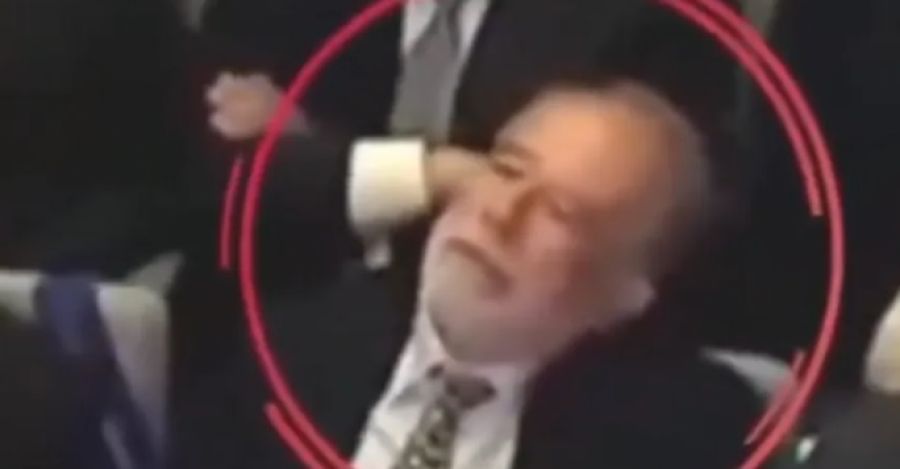 بالفيديو.. إقالة سفير إسباني بسبب قيلولة