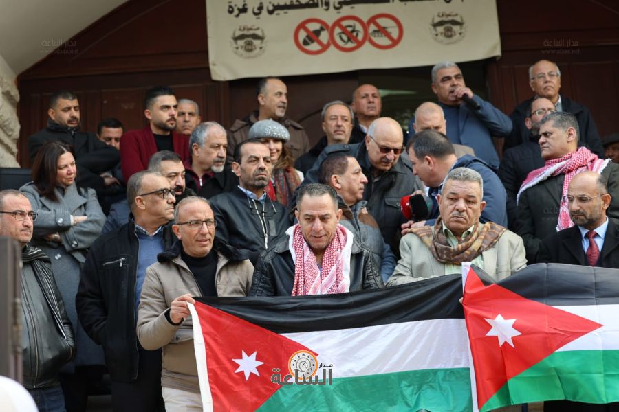 الصحافيون في وقفة تضامنية: خلف الملك..