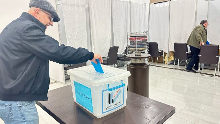 فتح صناديق الاقتراع لانتخابات أربعة فروع