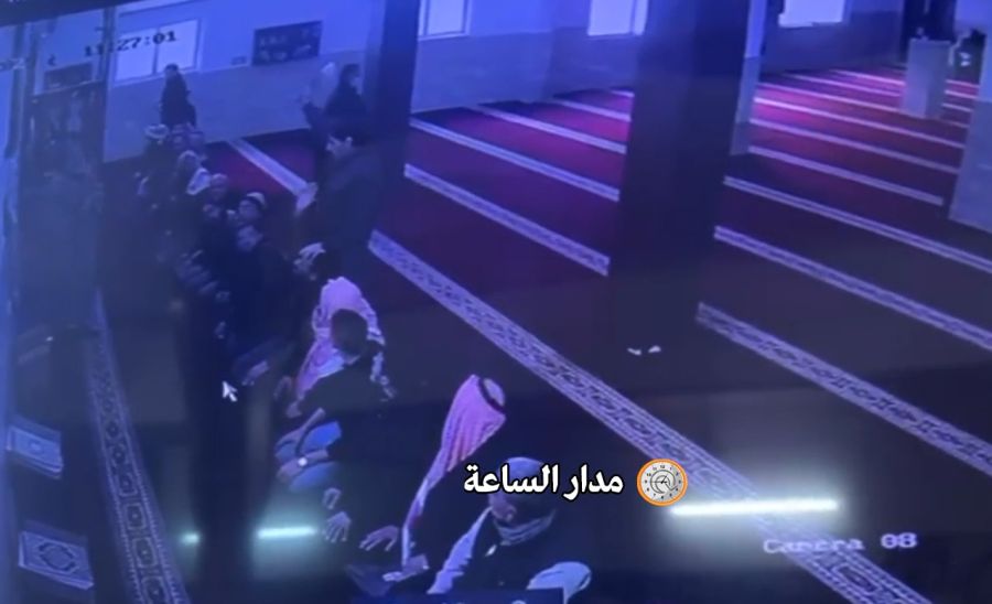 شخص يتهجم بساطور على مصلين داخل