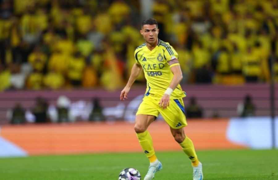 رونالدو يتفاعل مع شبيهه في المدرجات