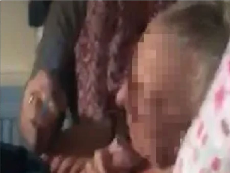 امرأة تجبر والدتها المحتضرة على توقيع