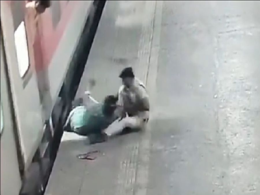 شاهد| شرطي ينقذ امرأة جرها قطار