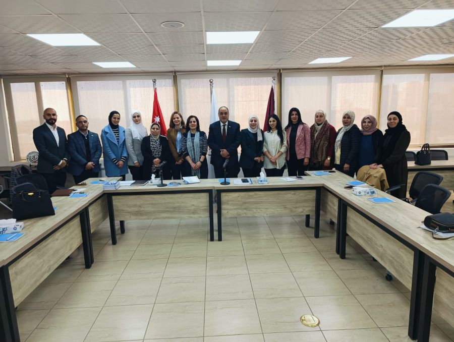 جلسة حوارية لمناقشة خطط لجنتي المرأة