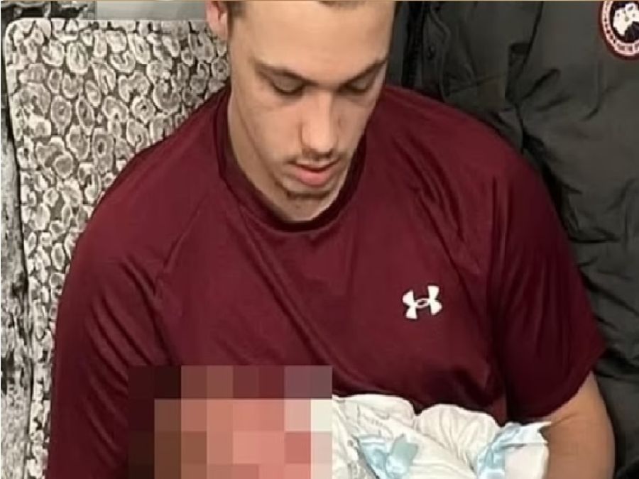 أب بطل ينقذ ابنه الرضيع بالقفز