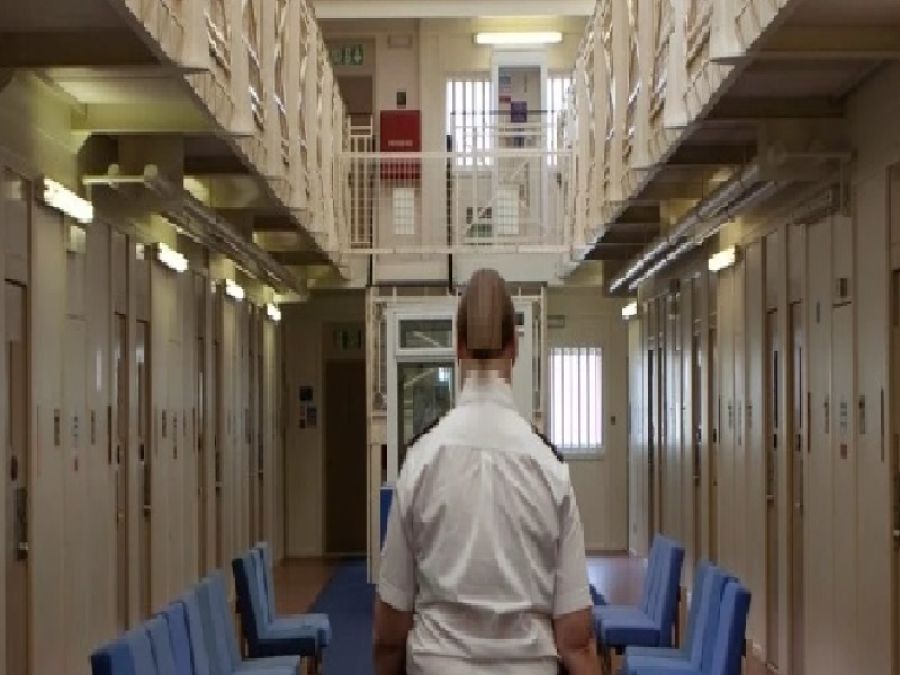 بريطانيا.. سجينات ينتقمن من امرأة عذبت