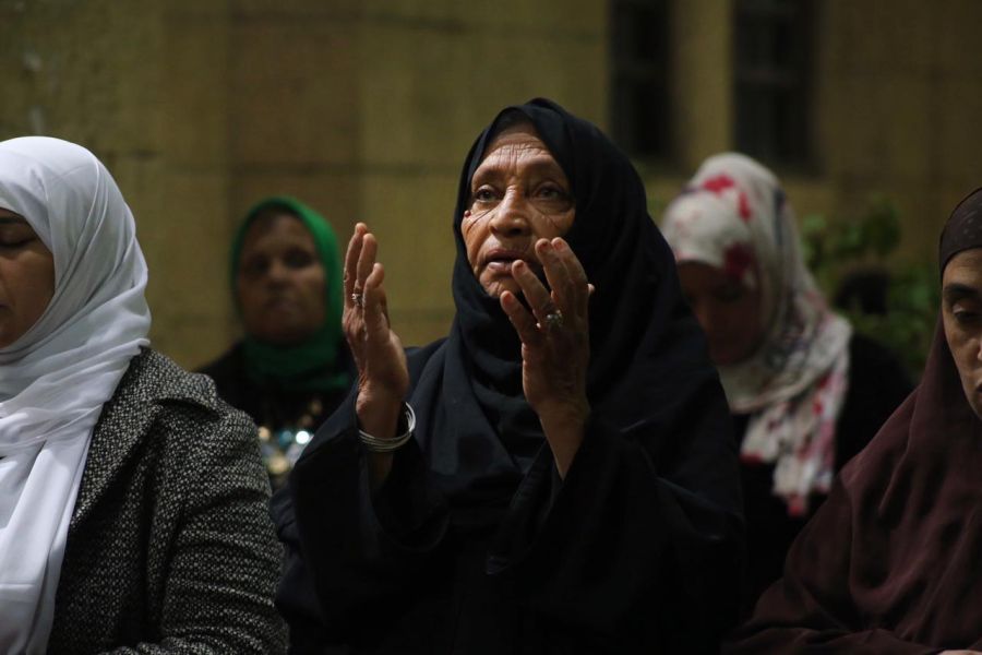 يشوشن على المصلين.. إمام يمنع النساء