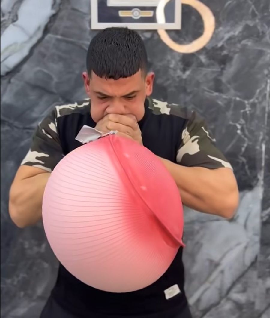 بقوة النفس داخل قربة المياه.. شاب