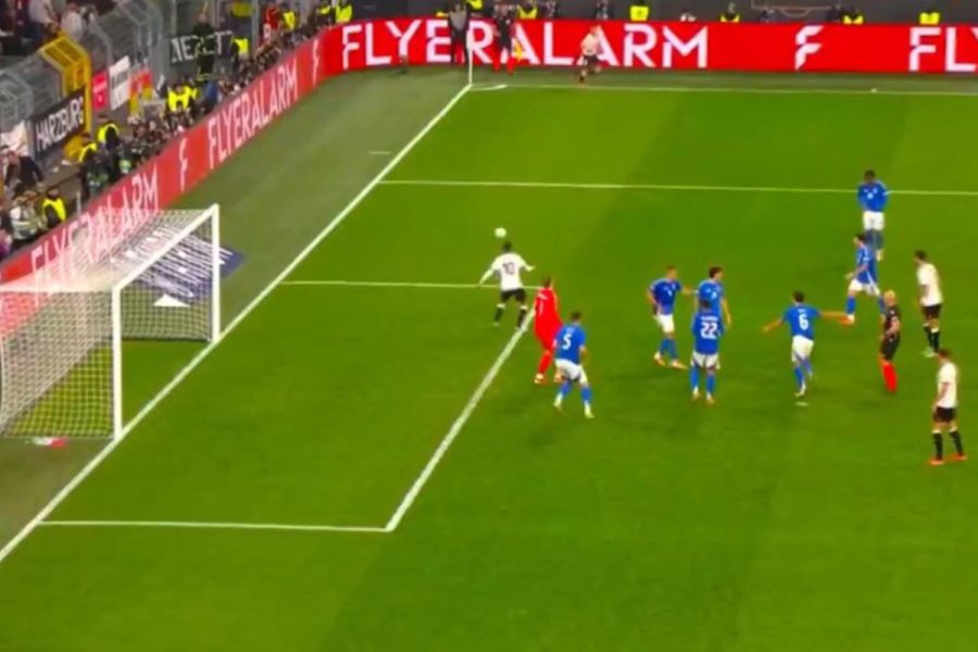 ناجلسمان يشيد بالطفل حامل الكرات بعد