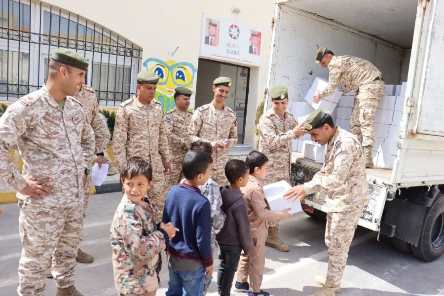 القوات المسلحة توزع حلوى العيد على