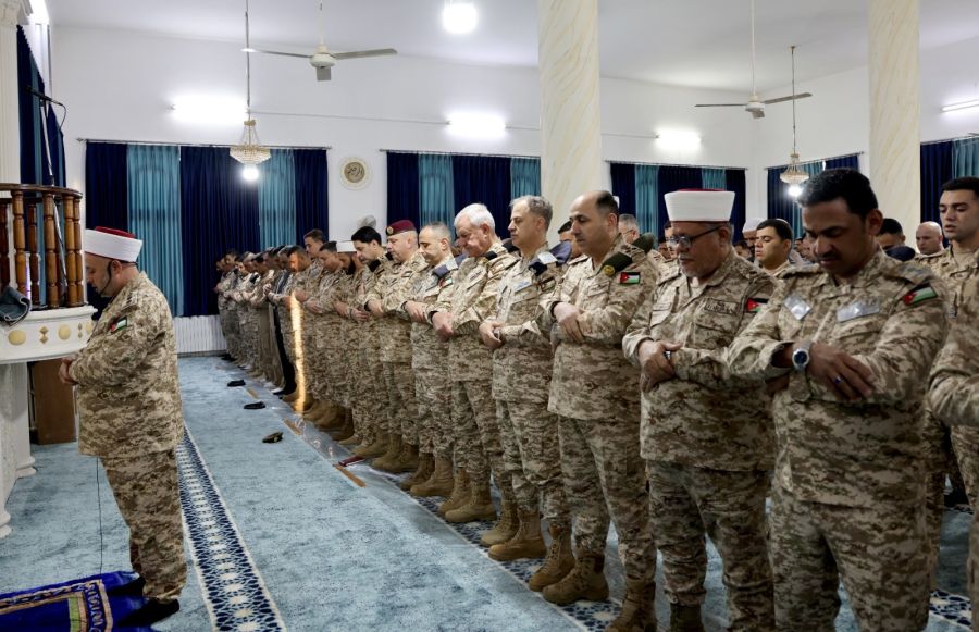 الحنيطي يؤدي صلاة العيد بقاعدة الملك