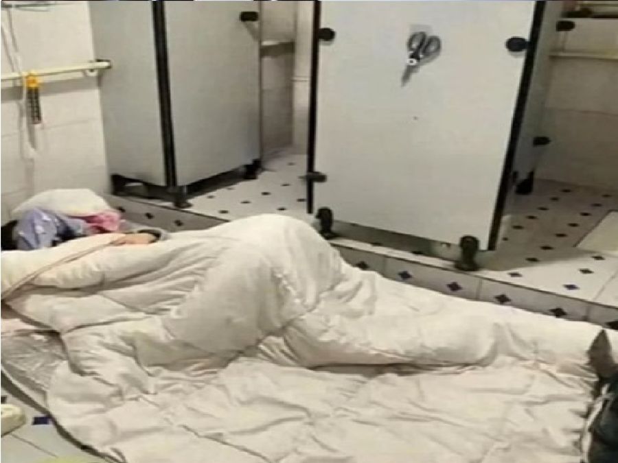 شابة صينية تعيش في مرحاض مكان