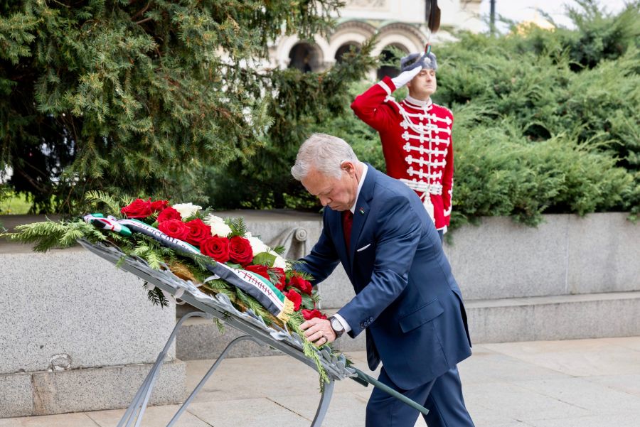 الملك يضع إكليلا من الزهور على