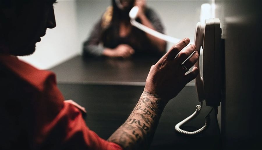 ألمانيا.. دخلت السجن لزيارة زوجها فقتلها