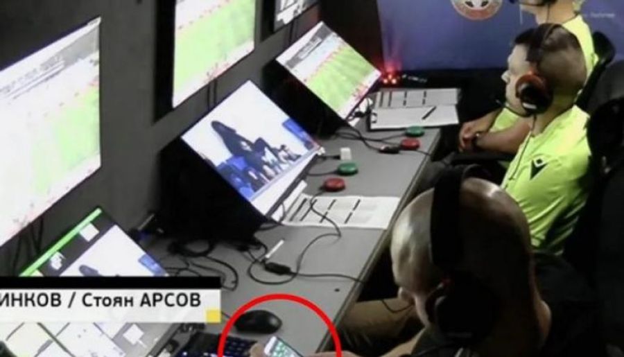 فضيحة في الـVAR.. حكم يتصفح موقع