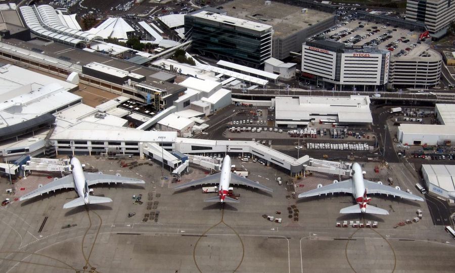 موظف حكومي أردني يحاول فتح باب