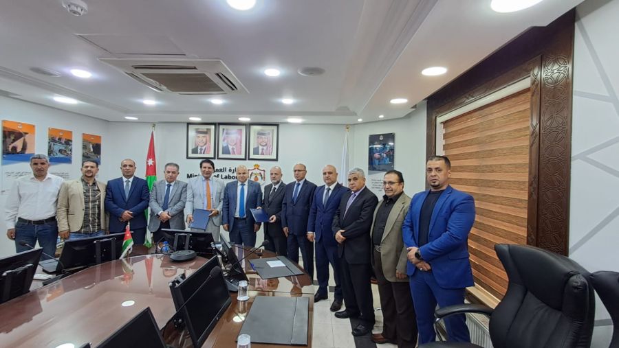 عقد عمل جماعي لتحسين المزايا الوظيفية