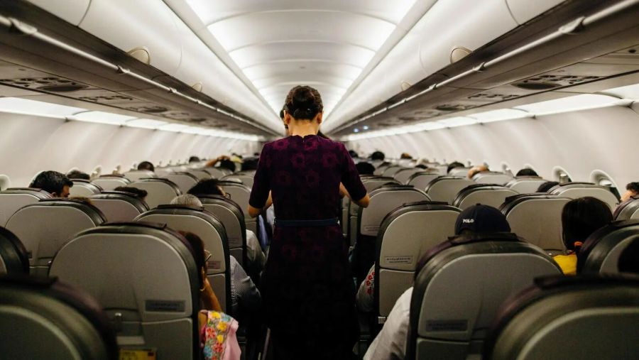 مضيفة تكشف أسرارا صادمة عن طعام