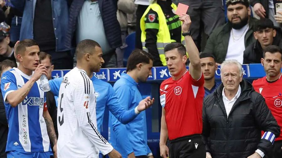 طرد مبابي بعد تدخل مرعب على