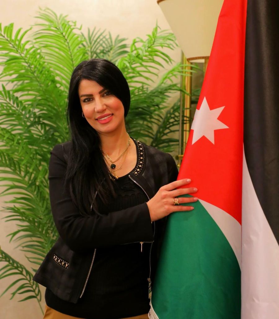 مساعدة: نتعهد برفع راية وطننا عالية