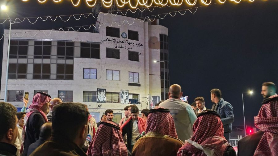 أبناء عشيرة الدعجة يقفون امام مقر